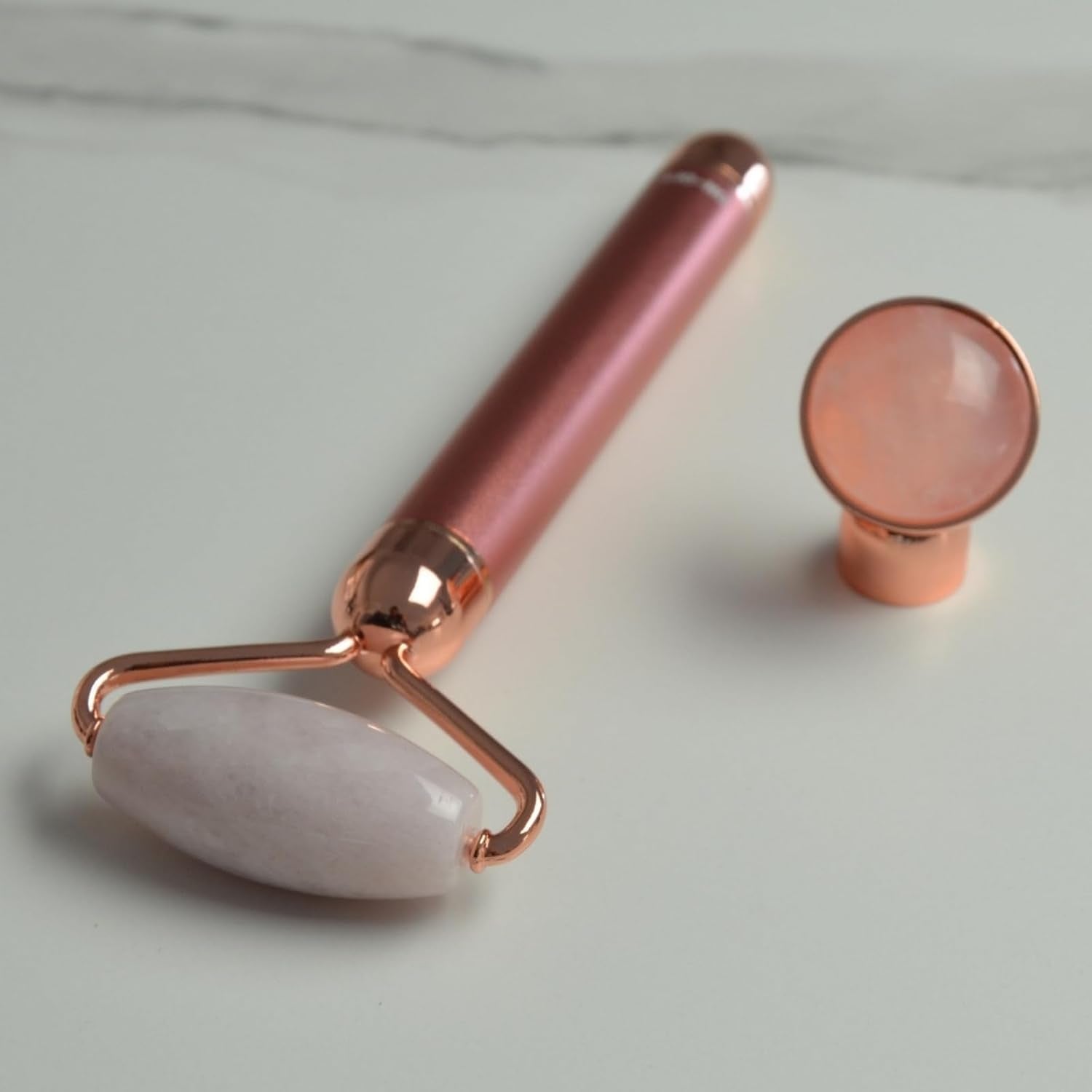 Massaggiatore Viso Roller Pietra Quarzo Rosa Elettrico – Rullo in Quarzo Rosa 100% Naturale – Sistema Di Vibrazione Integrato per Una Maggiore Efficienza – Antietà – Stimola La Circolazione Sanguigna